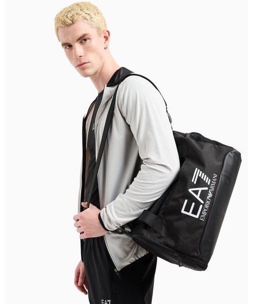 EMPORIO ARMANI EA7(エンポリオアルマーニイーエーセブン)の「【エンポリオ アルマーニ EA7】ダッフルバッグ テクニカルファブリック オーバーサイズロゴ スモール(ドラムバッグ・メンズ・ブラック・FREE)」の11枚目の写真