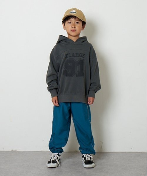 XLARGE KIDS(エクストララージキッズ)の「ピグメントカレッジロゴパーカー(パーカー・キッズ・グレー/ネイビー・120cm/130cm/140cm/100cm/110cm)」の13枚目の写真