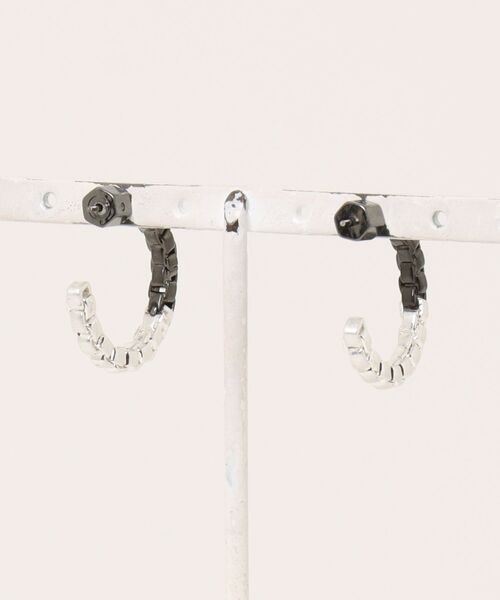 ALLSAINTS(オールセインツ)の「SKYE BOX CHAIN SMALL HOOP EARRINGS | SKYE ボックス チェーン スモール フープ イヤリング・ピアス(ピアス(両耳用)・レディース・シルバー系その他・ONE SIZE)」の5枚目の写真