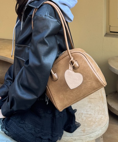 【1点のみ入手】超限定♡フォーンフォルダーwithチェーン セール】【2025SS】取り外し可能ハートチャーム付きPUボストン