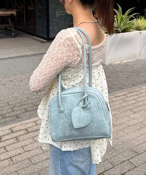 FOREVER 21（フォーエバー トゥエンティーワン）の「【2025SS】取り外し可能ハートチャーム付きPUボストン（ショルダーバッグ・レディース・キャメル/ダークブラウン/ライトブルー・FREE）」の9枚目の写真