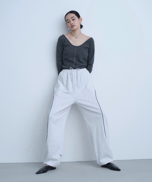 AIC.（エーアイシー）の「ドローコードパイピング裏毛ジョガーパンツ（スウェットパンツ・レディース・ライトグレー/チャコールグレー・FREE）」の6枚目の写真