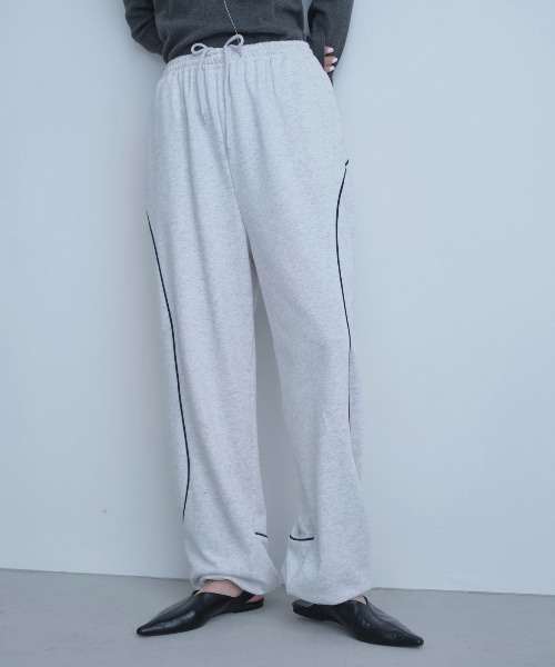 AIC.（エーアイシー）の「ドローコードパイピング裏毛ジョガーパンツ（スウェットパンツ・レディース・ライトグレー/チャコールグレー・FREE）」の4枚目の写真