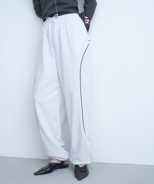 AIC.（エーアイシー）の「ドローコードパイピング裏毛ジョガーパンツ（スウェットパンツ・レディース・ライトグレー/チャコールグレー・FREE）」の5枚目の写真