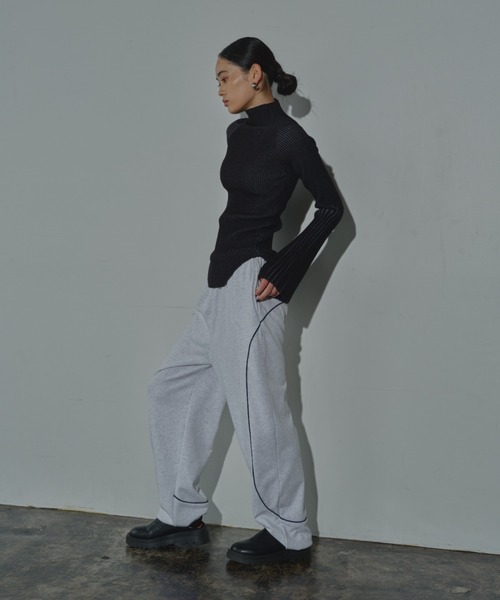 AIC.（エーアイシー）の「ドローコードパイピング裏毛ジョガーパンツ（スウェットパンツ・レディース・ライトグレー/チャコールグレー・FREE）」の13枚目の写真