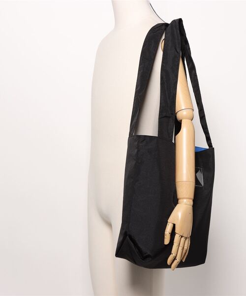 ACCOMMODE（アコモデ）の「リバーシブワイドハンドルトート（トートバッグ・レディース・シルバー/ブラック・FREE）」の22枚目の写真