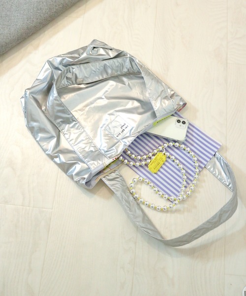 ACCOMMODE（アコモデ）の「リバーシブワイドハンドルトート（トートバッグ・レディース・シルバー/ブラック・FREE）」の7枚目の写真