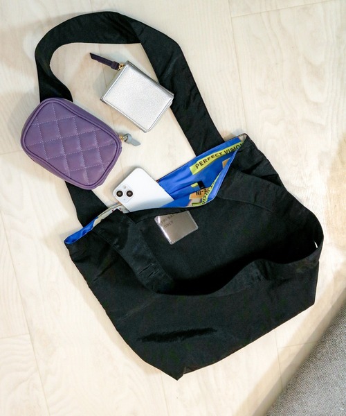 ACCOMMODE（アコモデ）の「リバーシブワイドハンドルトート（トートバッグ・レディース・シルバー/ブラック・FREE）」の8枚目の写真