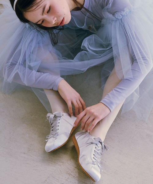 EVOL（イーボル）の「【軽量・柔らかい】サテンレースアップリボンスニーカー IY5668（スニーカー・レディース・アイボリー/ブラック/シルバー・LL/L/M/S）」の4枚目の写真