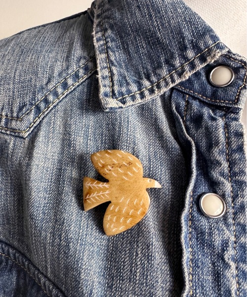 COMMON WARE(コモンウェアー)の「4on:Matsuo Miyuki Bone Brooch 松尾みゆき ボーンプローチ(ブローチ/コサージュ・レディース・C/D/E/F/A/H/J/K/L/B/G/I・FREE)」の4枚目の写真