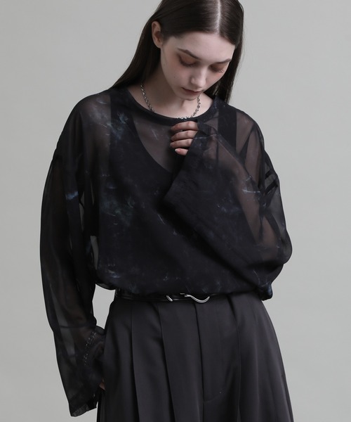 ELLUV(エルブ)の「【ELLUV/エルヴ】シルキーシフォンシアー マーブルフレアスリーブロンT(Tシャツ/カットソー・メンズ・ブラック/ブルー/ホワイト・S/M/L)」の3枚目の写真