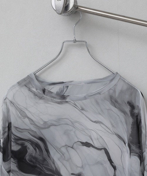 ELLUV(エルブ)の「【ELLUV/エルヴ】シルキーシフォンシアー マーブルフレアスリーブロンT(Tシャツ/カットソー・メンズ・ブラック/ブルー/ホワイト・S/M/L)」の15枚目の写真