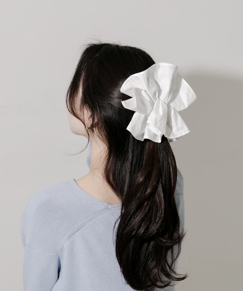 SMELLY(スメリー)の「ギャザーボリュームヘアバレッタ(バレッタ/ヘアクリップ・レディース・ホワイト・-)」の4枚目の写真