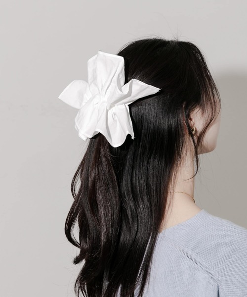 SMELLY(スメリー)の「ギャザーボリュームヘアバレッタ(バレッタ/ヘアクリップ・レディース・ホワイト・-)」の5枚目の写真
