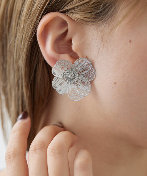 ear PAPILLONNER(イアパピヨネ)の「《日本製》すかしフラワーイヤリング(イヤリング・レディース・シルバー/ゴールド・FREE)」の1枚目の写真
