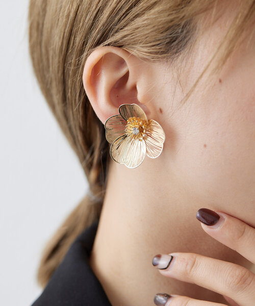 ear PAPILLONNER(イアパピヨネ)の「《日本製》すかしフラワーイヤリング(イヤリング・レディース・シルバー/ゴールド・FREE)」の2枚目の写真