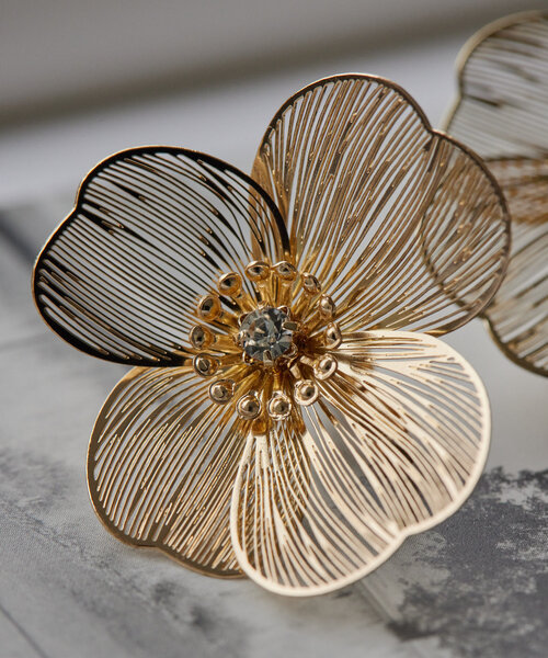 ear PAPILLONNER(イアパピヨネ)の「《日本製》すかしフラワーイヤリング(イヤリング・レディース・シルバー/ゴールド・FREE)」の5枚目の写真