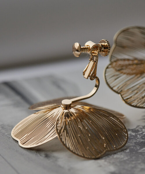 ear PAPILLONNER(イアパピヨネ)の「《日本製》すかしフラワーイヤリング(イヤリング・レディース・シルバー/ゴールド・FREE)」の6枚目の写真