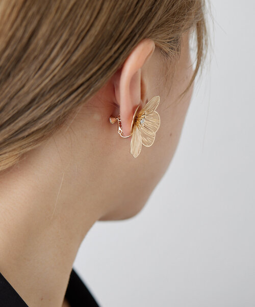 ear PAPILLONNER(イアパピヨネ)の「《日本製》すかしフラワーイヤリング(イヤリング・レディース・シルバー/ゴールド・FREE)」の3枚目の写真