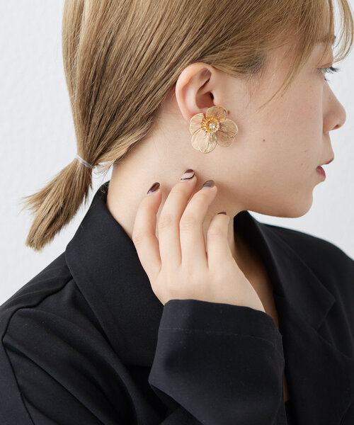 ear PAPILLONNER(イアパピヨネ)の「《日本製》すかしフラワーイヤリング(イヤリング・レディース・シルバー/ゴールド・FREE)」の4枚目の写真