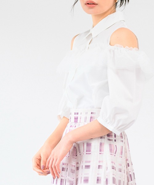 MISCH MASCH(ミッシュマッシュ)の「オープンショルダーチュールフリルシャツ(シャツ/ブラウス・レディース・ブラック/ホワイト/ブルー・フリ-)」の1枚目の写真