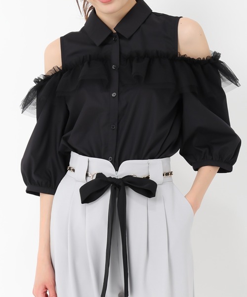 MISCH MASCH(ミッシュマッシュ)の「オープンショルダーチュールフリルシャツ(シャツ/ブラウス・レディース・ブラック/ホワイト/ブルー・フリ-)」の2枚目の写真