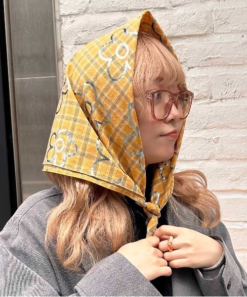 Casselini（キャセリーニ）の「Casselini(キャセリーニ)プリントコットンスカーフ（バンダナ/スカーフ・レディース・イエロー/ブラック/グリーン・FREE）」の3枚目の写真