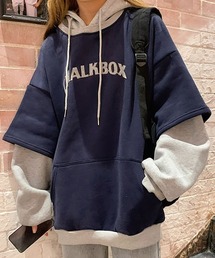ゆったり重ね着風フード付きロゴパーカー
