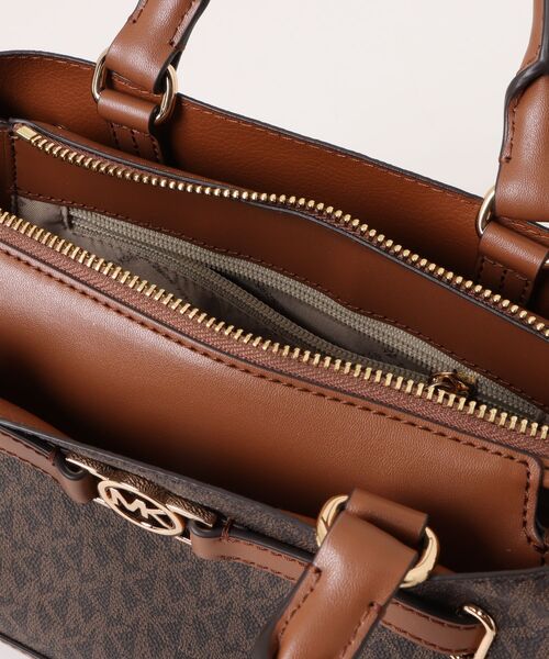 MICHAEL KORS（マイケルコース）の「REED センタージップ ベルテッド サッチェル スモール - MKシグネチャー（ハンドバッグ・レディース・ブラウン・FREE）」の4枚目の写真