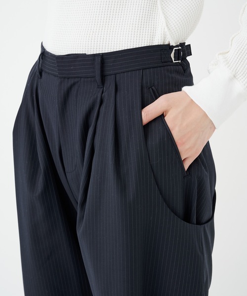 NVRFRGT(ネヴァーフォーゲット)の「PINSTRIPED 2TUCK CURVED LEG TROUSERS(スラックス・メンズ・ネイビー/ダークグレー・1/2)」の6枚目の写真