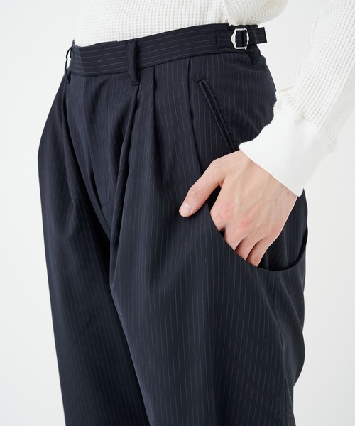 PINSTRIPED 2TUCK CURVED LEG TROUSERS（スラックス）｜NVRFRGT