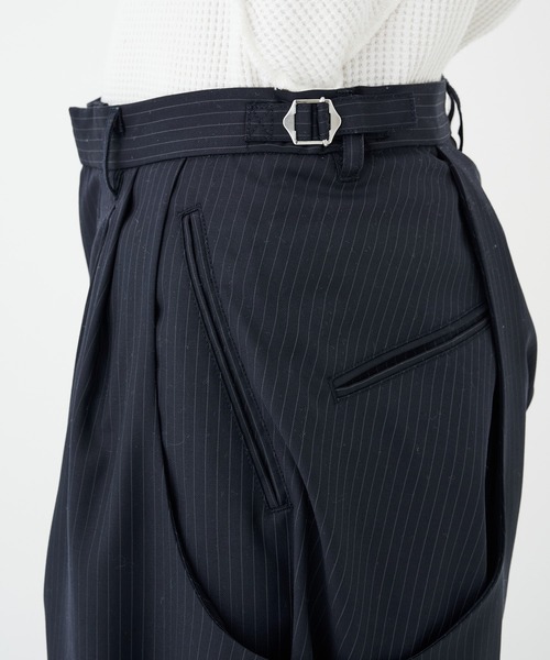 PINSTRIPED 2TUCK CURVED LEG TROUSERS（スラックス）｜NVRFRGT