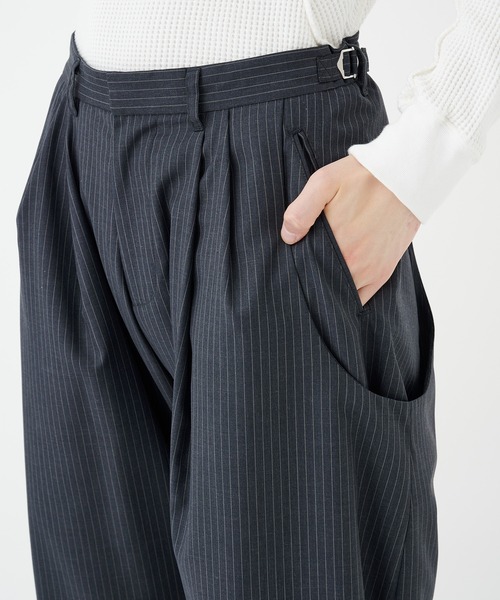 NVRFRGT ピンストライプ ツータック スラックス NVRFRGT（ネヴァーフォーゲット）の「PINSTRIPED 2TUCK CURVED