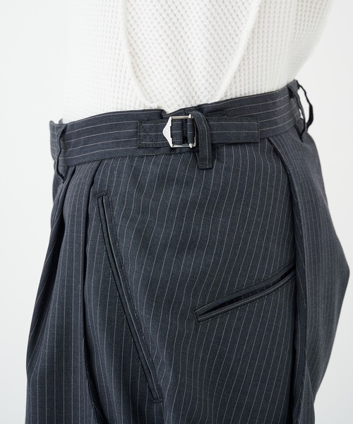 PINSTRIPED 2TUCK CURVED LEG TROUSERS（スラックス）｜NVRFRGT
