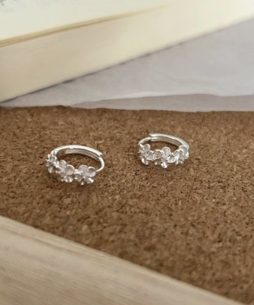 yu-ka(ユーカ)の「YU-KA:フラワー フープピアス flower hoop pierce(ピアス(両耳用)・レディース・シルバー・FREE)」の2枚目の写真