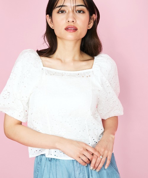 QUEENS COURT（クイーンズコート）の「【SHIORI IRIE コラボ】2WAYオフショルレースブラウス≪手洗い可能≫（シャツ/ブラウス・レディース・ブラック/オフホワイト/アイボリー・M）」の4枚目の写真