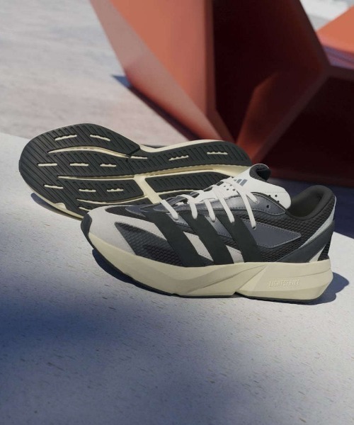 adidas（アディダス）の「アディダス adidas LIGHTBLAZE U（スニーカー・メンズ・ブラック×ホワイト・25.0cm/25.5cm/26.0cm/26.5cm/27.0cm/27.5cm/28.0cm）」の13枚目の写真
