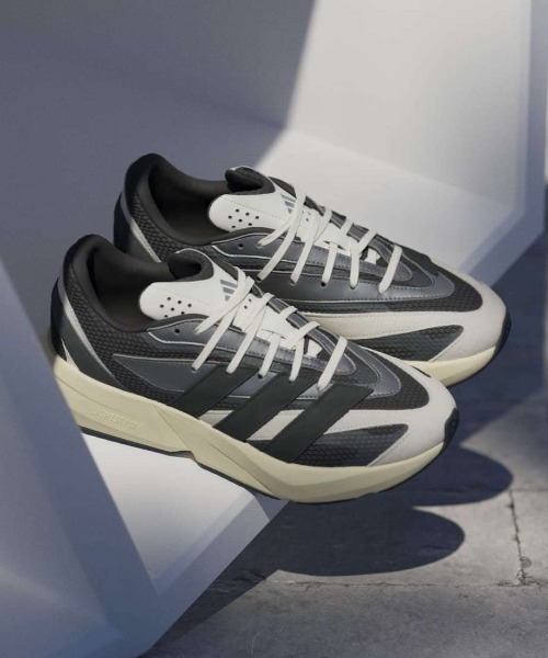 adidas（アディダス）の「アディダス adidas LIGHTBLAZE U（スニーカー・メンズ・ブラック×ホワイト・25.0cm/25.5cm/26.0cm/26.5cm/27.0cm/27.5cm/28.0cm）」の2枚目の写真