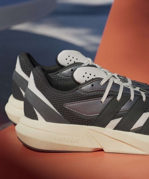adidas（アディダス）の「アディダス adidas LIGHTBLAZE U（スニーカー・メンズ・ブラック×ホワイト・25.0cm/25.5cm/26.0cm/26.5cm/27.0cm/27.5cm/28.0cm）」の3枚目の写真