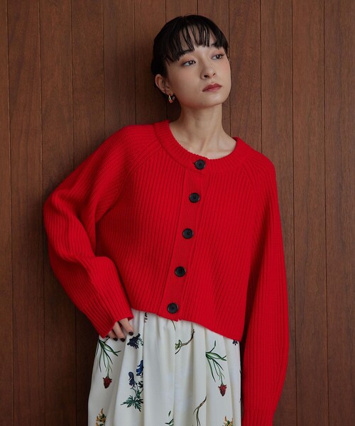 EMMEL REFINES（エメルリファインズ）の「＜EMMEL REFINES＞EM カタアゼ ボタン カーディガン（カーディガン/ボレロ・レディース・オフホワイト/レッド/ライラック・FREE）」の3枚目の写真