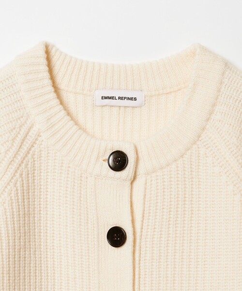 EMMEL REFINES（エメルリファインズ）の「＜EMMEL REFINES＞EM カタアゼ ボタン カーディガン（カーディガン/ボレロ・レディース・オフホワイト/レッド/ライラック・FREE）」の5枚目の写真