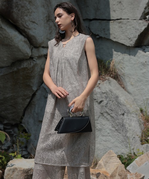 Callarus（カラルス）の「ライトニング総レースワンピースワイドパンツセットアップドレス（ワンピース＋パンツ）〔Callarus〕（パンツドレス・レディース・ブラック/グレー/モカ・M/L/LL/3L）」の9枚目の写真