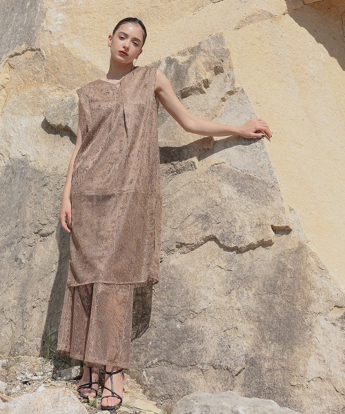 Callarus（カラルス）の「ライトニング総レースワンピースワイドパンツセットアップドレス（ワンピース＋パンツ）〔Callarus〕（パンツドレス・レディース・ブラック/グレー/モカ・M/L/LL/3L）」の15枚目の写真