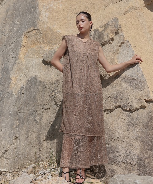 Callarus（カラルス）の「ライトニング総レースワンピースワイドパンツセットアップドレス（ワンピース＋パンツ）〔Callarus〕（パンツドレス・レディース・ブラック/グレー/モカ・M/L/LL/3L）」の16枚目の写真