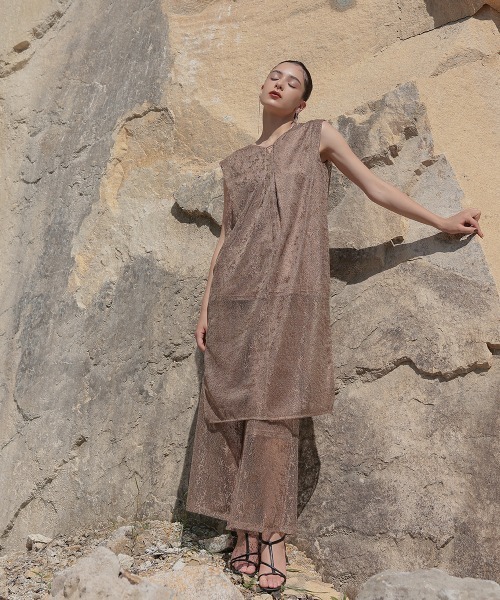 Callarus（カラルス）の「ライトニング総レースワンピースワイドパンツセットアップドレス（ワンピース＋パンツ）〔Callarus〕（パンツドレス・レディース・ブラック/グレー/モカ・M/L/LL/3L）」の17枚目の写真