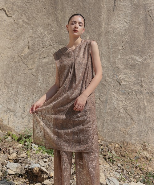 Callarus（カラルス）の「ライトニング総レースワンピースワイドパンツセットアップドレス（ワンピース＋パンツ）〔Callarus〕（パンツドレス・レディース・ブラック/グレー/モカ・M/L/LL/3L）」の19枚目の写真