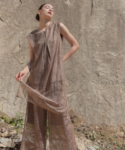 Callarus（カラルス）の「ライトニング総レースワンピースワイドパンツセットアップドレス（ワンピース＋パンツ）〔Callarus〕（パンツドレス・レディース・ブラック/グレー/モカ・M/L/LL/3L）」の20枚目の写真