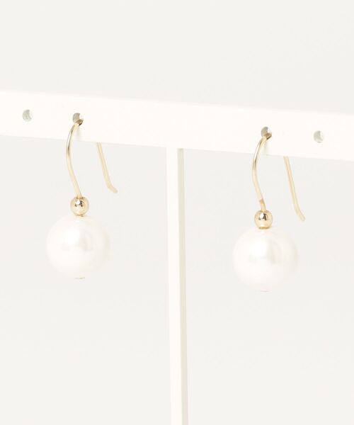 LAUREN RALPH LAUREN(ローレン ラルフ ローレン)の「ゴールドプレーテッド フェイクパール ドロップ ピアス(ピアス(両耳用)・レディース・イエロー系2・ONE)」の2枚目の写真
