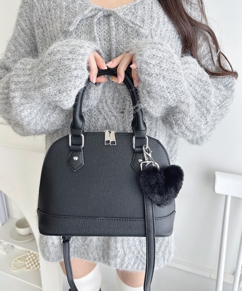 Loueme（ルエム）の「ハートファーチャーム2WAYボストンバッグ（ボストンバッグ・レディース・ブラック/アイボリー/ピンク/ブラウン・FREE）」の2枚目の写真
