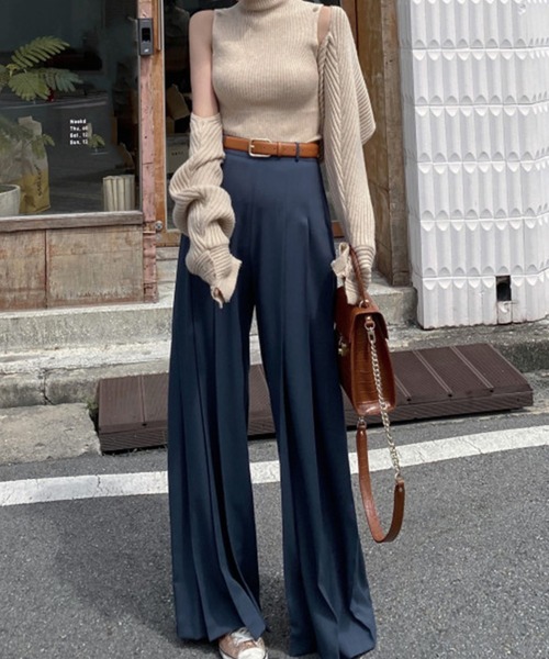 LAFFMO（ラフモ）の「タック入りフレアスラックス（スラックス・レディース・ブラック/ネイビー/オフホワイト/キャメル・M/L）」の4枚目の写真